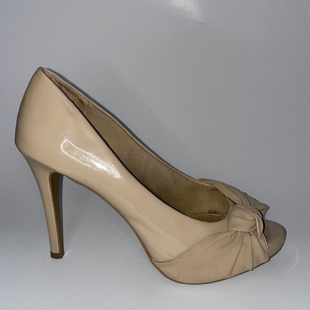 Fioni Peep Toe Pumps Women 9W Nude Good Bow Accent Patent Stiletto Heels